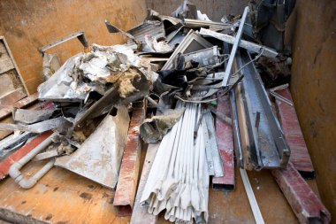 Metal kirişler ve kırık alçı parçaları dahil çeşitli inşaat enkazı.