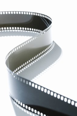 Beyaz arkaplanda film şeritlerinin yakın plan görüntüsü.         