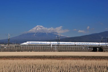 Japonya 'da yüksek hızlı trenle güzel ve ünlü Fuji dağının manzaralı görüntüsü.