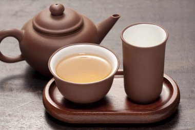 Masada kil çaydanlık olan çay takımının yakın çekim görüntüsü                