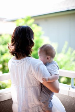 Annesi dışarıda olan tatlı Asyalı bir erkek bebek.