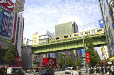 Tokyo sokaklarındaki kentsel trafiğin perspektifi.