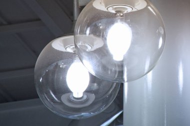 Tavana yakın asılı iki modern cam kolye lambası