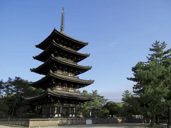 Mavi Gökyüzü Arkaplanı 'ndaki Japon Tapınağı' nın alt görüntüsü 