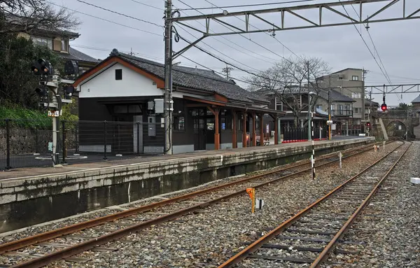 Şehir merkezindeki tren raylarının yanındaki istasyon platformu