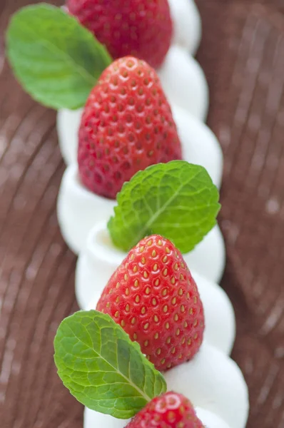 Leckeren Kuchen Mit Erdbeeren Auf Hintergrund — Stockfoto