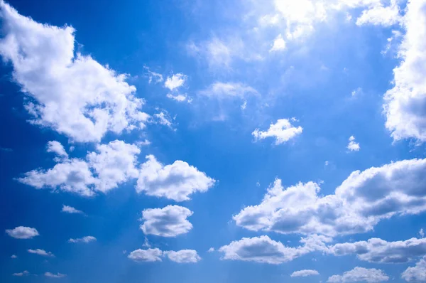 Kék Fehér Felhőkkel Nappal — Stock Fotó