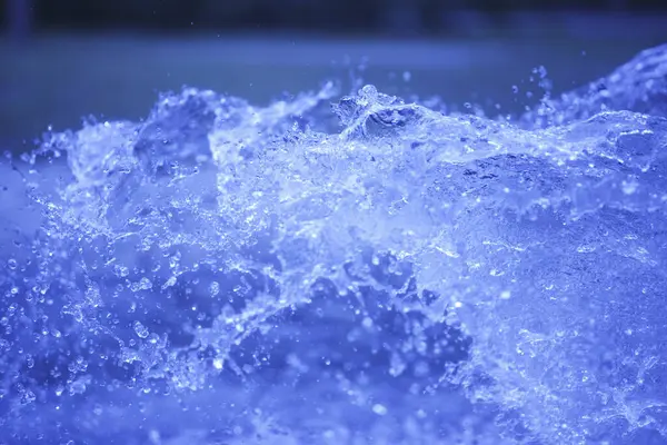 Wasserspritzer Blauen Hintergrund — Stockfoto