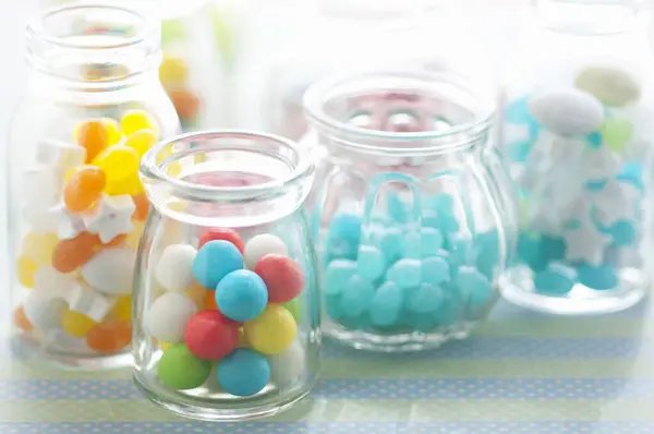 Glasgefäße Mit Bunten Bonbons Auf Dem Tisch — Stockfoto
