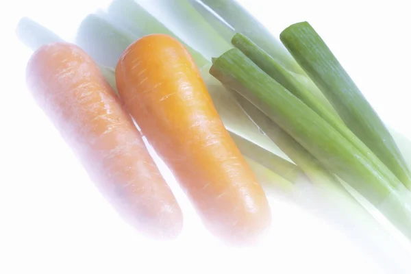新鲜胡萝卜 绿色洋葱 白色背景分离 — 图库照片
