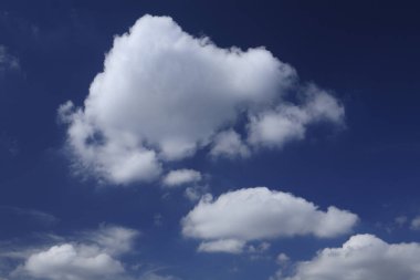 Bulutlu güzel mavi gökyüzü. Bulutlu manzara arkaplanı