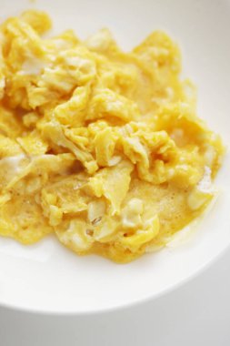 Tayland usulü sahanda yumurta.