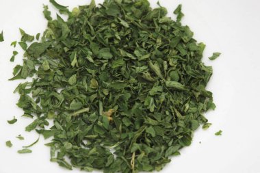 Beyaz yüzeyde taze yeşil fesleğen