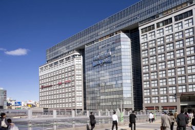 Şehir sokaklarındaki modern ofis binaları 