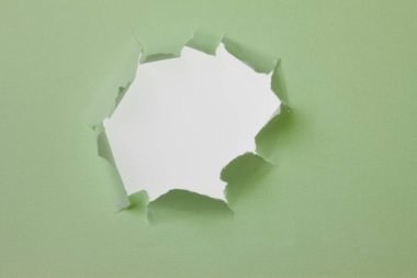 Kağıt arkaplanda beyaz yırtık delik