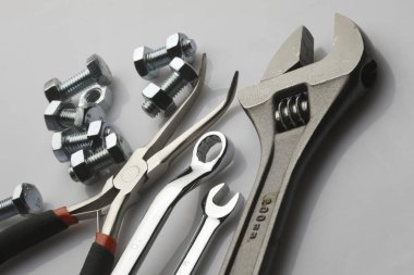 Gri arkaplanda farklı metal araçları