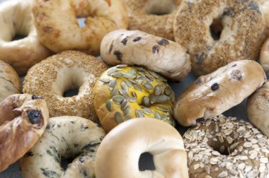 Beyaz arka planda taze simit 