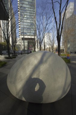 Şehir binaları arasında büyük, pürüzsüz taş gölgeleri