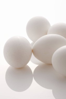 Beyaz arkaplanda beyaz yumurta grubu