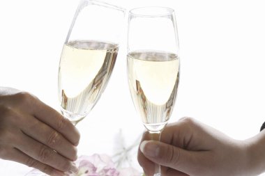 İki kadeh şampanyayla tezahürat. 