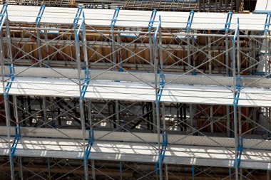 Tamamlanmamış dış yapıyı çevreleyen metal yapı.