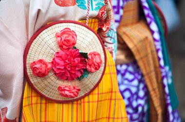 Çiçeksel dekoratif elementlerle süslenmiş renkli geleneksel kıyafetler.