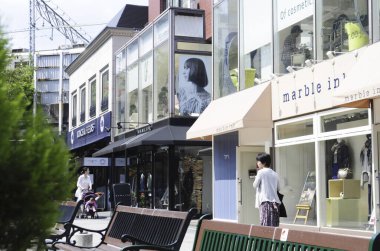 Tokyo, Japonya - Kasım 12, 2016: Tokyo, Japonya 'da sokakta yürüyen kimliği belirsiz insanlar.