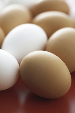 Taze organik tavuk yumurtalarının yakın plan görüntüsü          