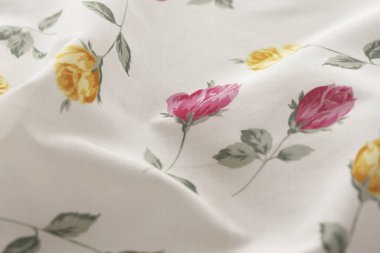 Doku, kumaş arkaplanda desen. pembe ipek çiçekler.