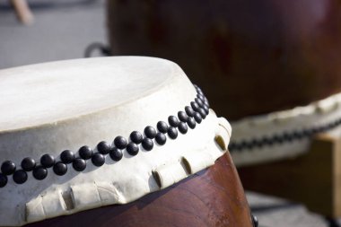 Japon geleneksel davul yüzeyini gün ışığında gösteriyoruz.