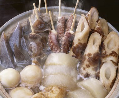 Çeşitli malzemelerle buharda pişirilmiş Japon yemeği.