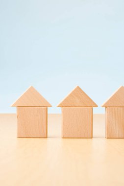 ev modelleri ve arka planda tahta küpler 