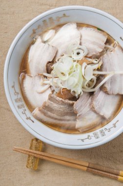 Ahşap masa arkasında Çin çorbası.