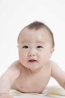 Beyaz arka planda yakışıklı Asyalı erkek bebek