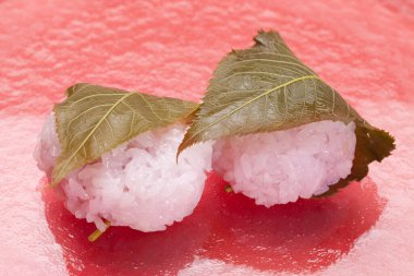 Sakuramochi, kiraz çiçeği yapraklarına sarılmış bir Japon şekerlemesidir.