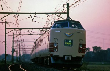 Hızlı tren demiryolunda hızla ilerliyor. 