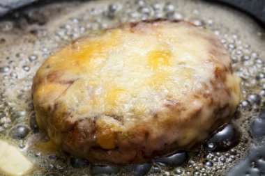 Tavada kızarmış et pirzolasını yakın.