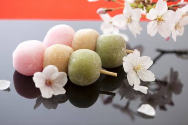 Japon Mochi. Çiçekli ve yapraklı yuvarlak tatlılar. 