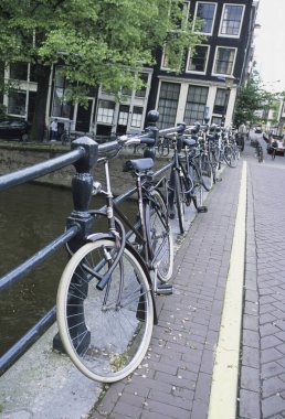 Kentteki kanal boyunca park etmiş bisiklet sıraları.