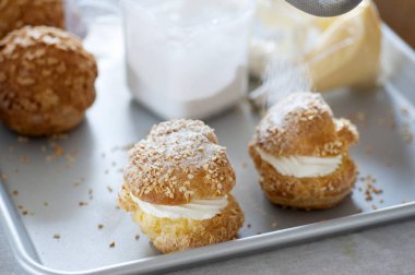 Tepside lezzetli kremalı puf böreği