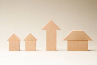 Yeni ahşap evlerin manzarasını kapatın. küçük oyuncak modelleri