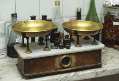 Mermer tezgahta oturan klasik pirinç denge terazisi