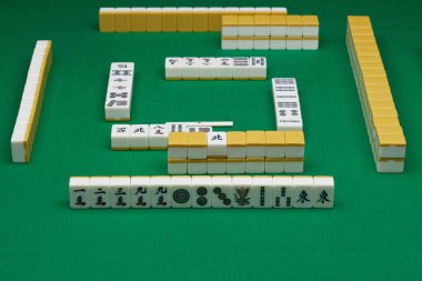 Mahjong masa karoları oyun masasında, kapatın