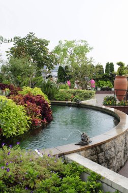 Asya 'daki yaz parkında güzel bir çeşme, gündüz manzaralı.   