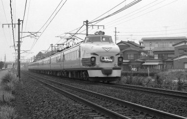 Siyah beyaz fotoğraf, yolcular tren raylarında..