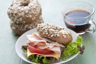 Beyaz arka planda taze simit 