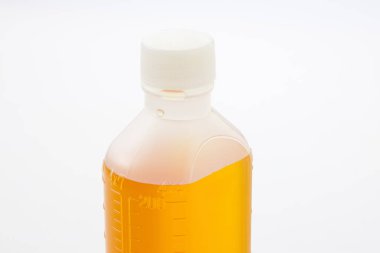 Beyaz arka planda izole edilmiş plastik ilaç şişesi.. 