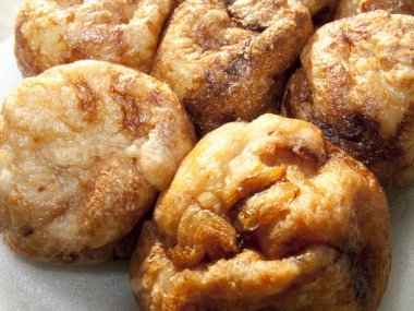 Tepside kızartılmış çörekler. 