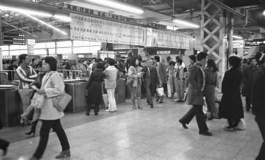 Japonya 'daki şehir metro istasyonundaki insanlar.              
