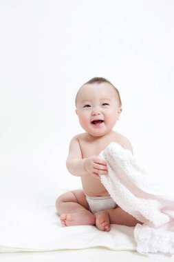 Beyaz arka planda bebek bezi takmış sevimli Asyalı bebeğin stüdyo portresi